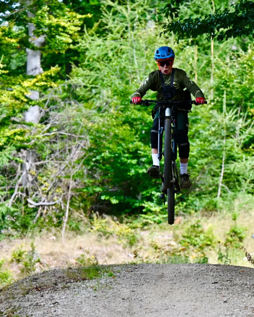 Ben springt auf dem Trail am Ochsenkopf