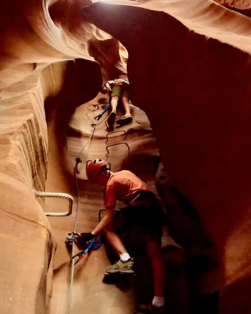 Ben und Melanie im Klettersteig des Antelope Canyon