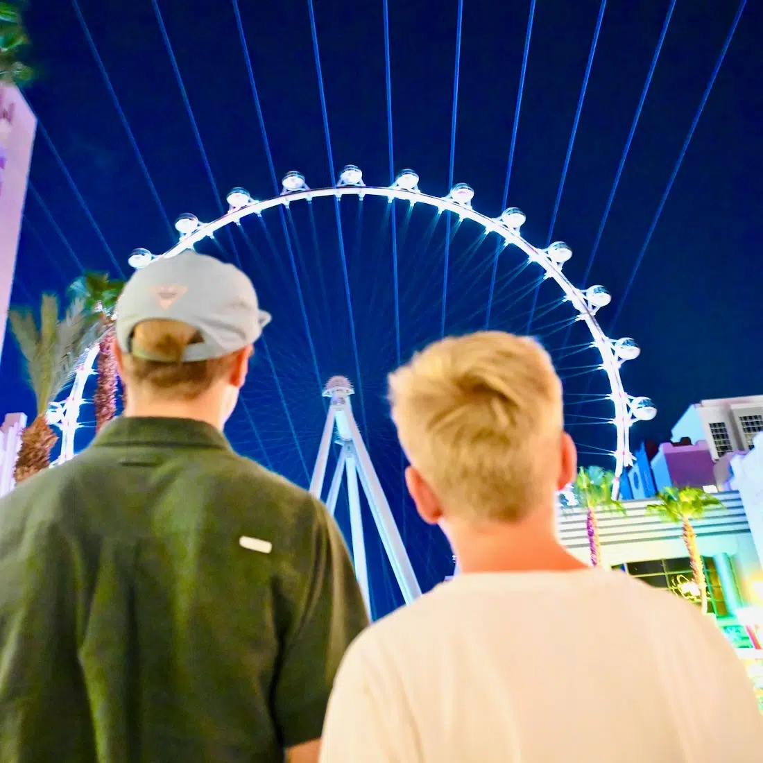 Flo und Ben stehen vor dem High Roller Las Vegas