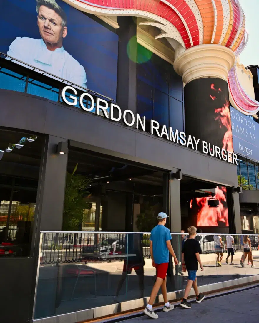 Flo und Ben lauffen zum Gordon Ramsay Restaurant