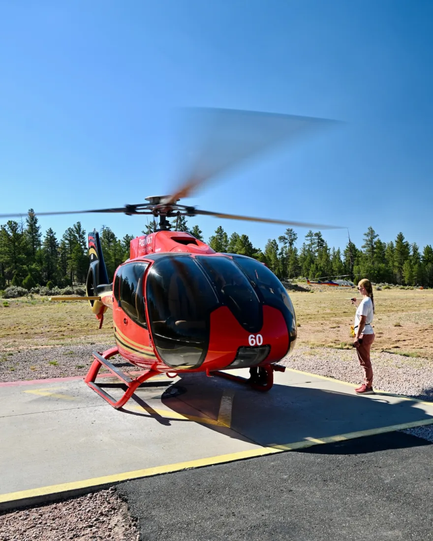Melanie steht am Papillon Helicopter