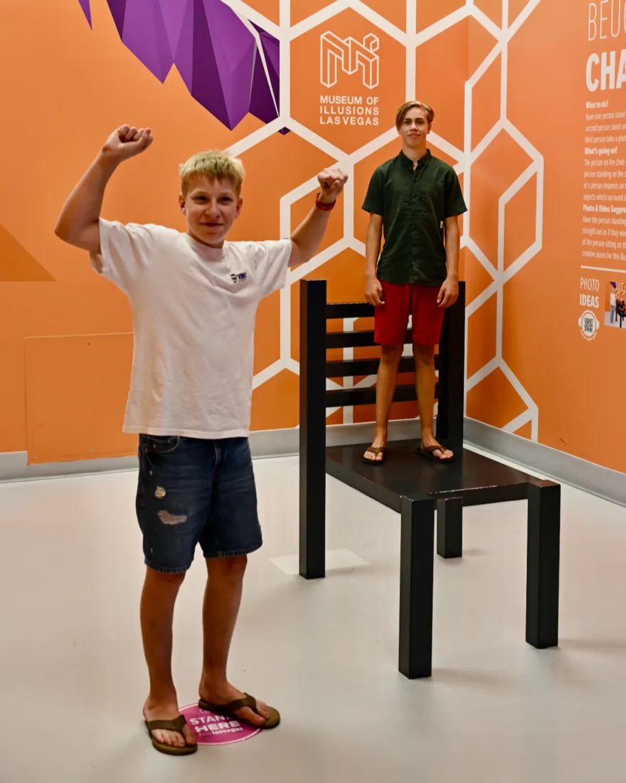 Museum of Illusion - Ben ist größer als Flo