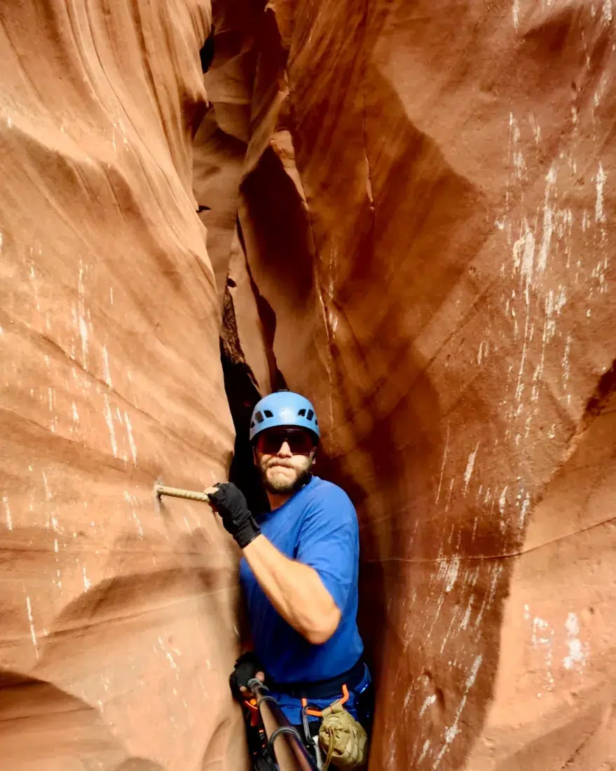 Thomas quetscht sich durch den Antelope Canyon