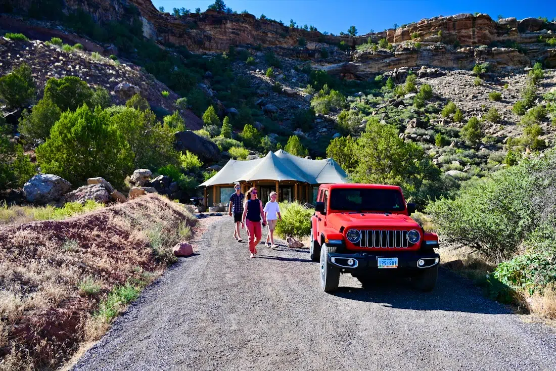 Vor dem Glamping Zelt im Open Sky Zion