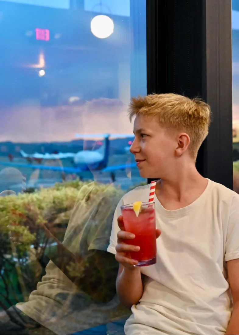 Ben trinkt Limonade im Mesa Grill in Sedona