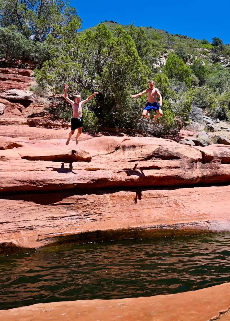 Flo und Ben springen vom Felsen im Slide Rock State Park