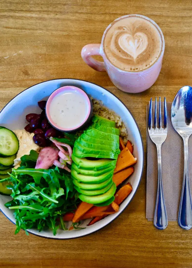 Gemüse Bowl im Café Wildcraft Kitchen