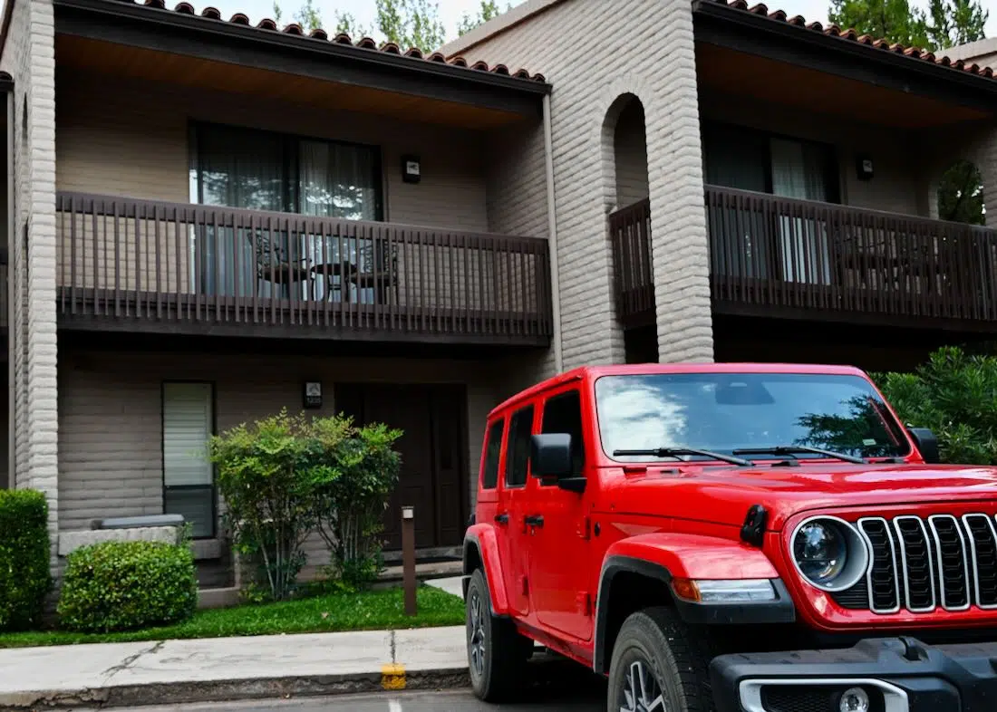 roter Jeep vor Villa vom Best Western Plus Arroyo Roble Hotel & Creekside Villas