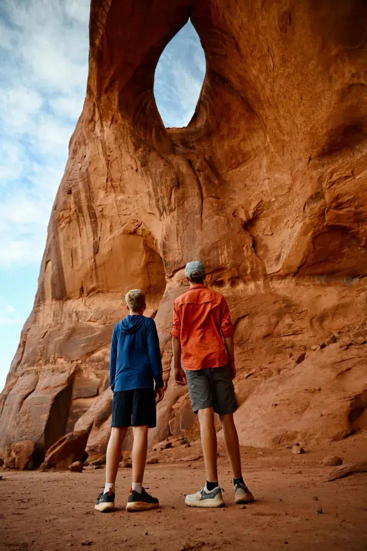 Ben und Flo vor dem Arch im Monument Valley