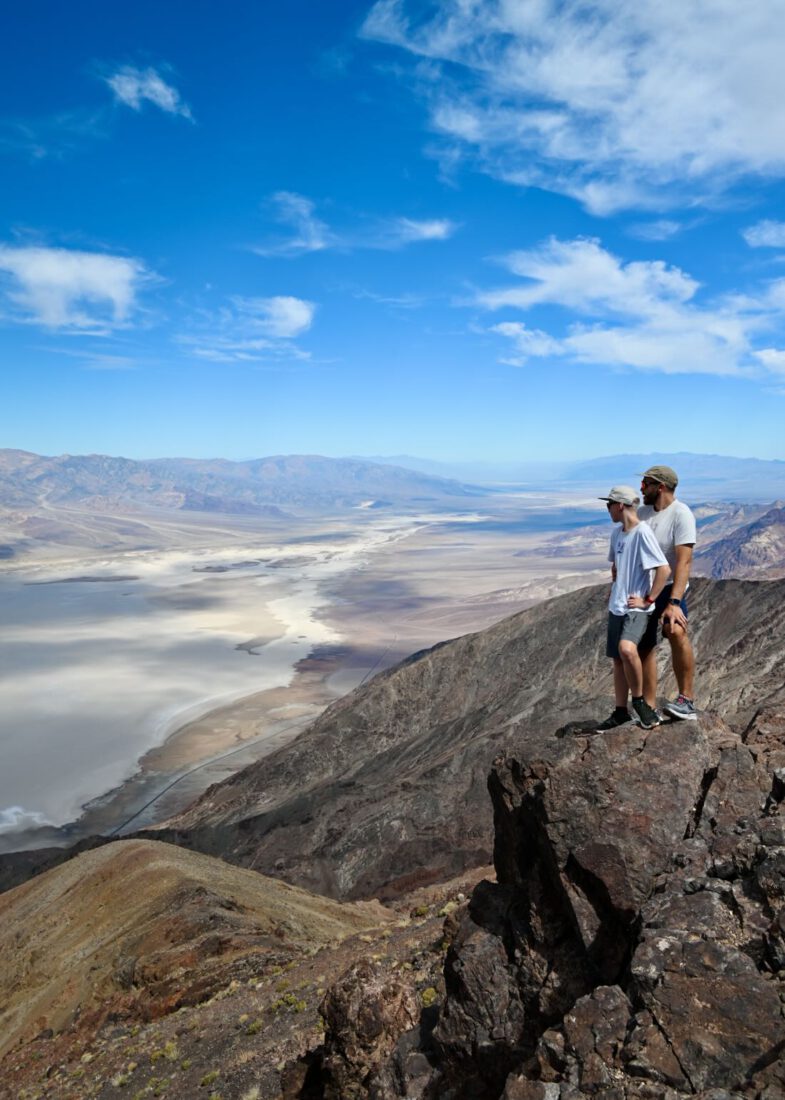 Ben und Thomas bei Dantes View blicken auf Salzsee in Death Valley