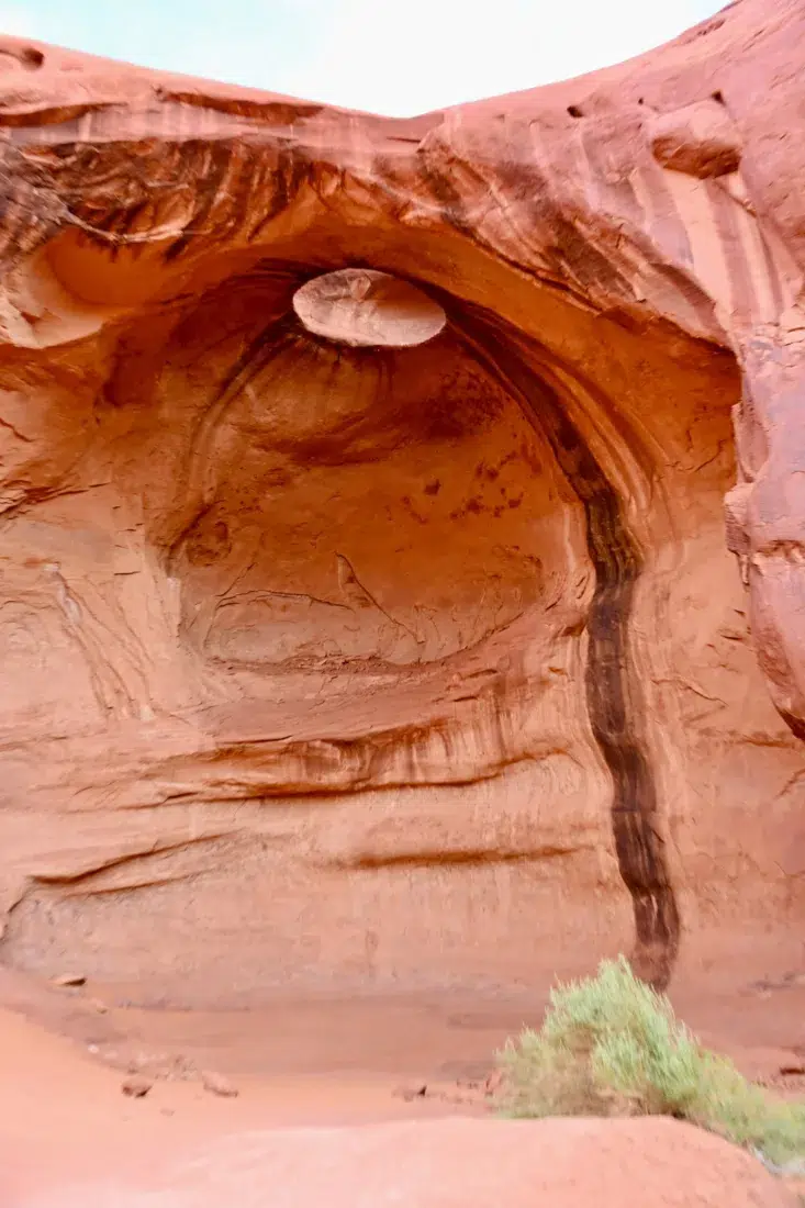 Loch in der Höhle - Arch im Monument Valley Big Hogan