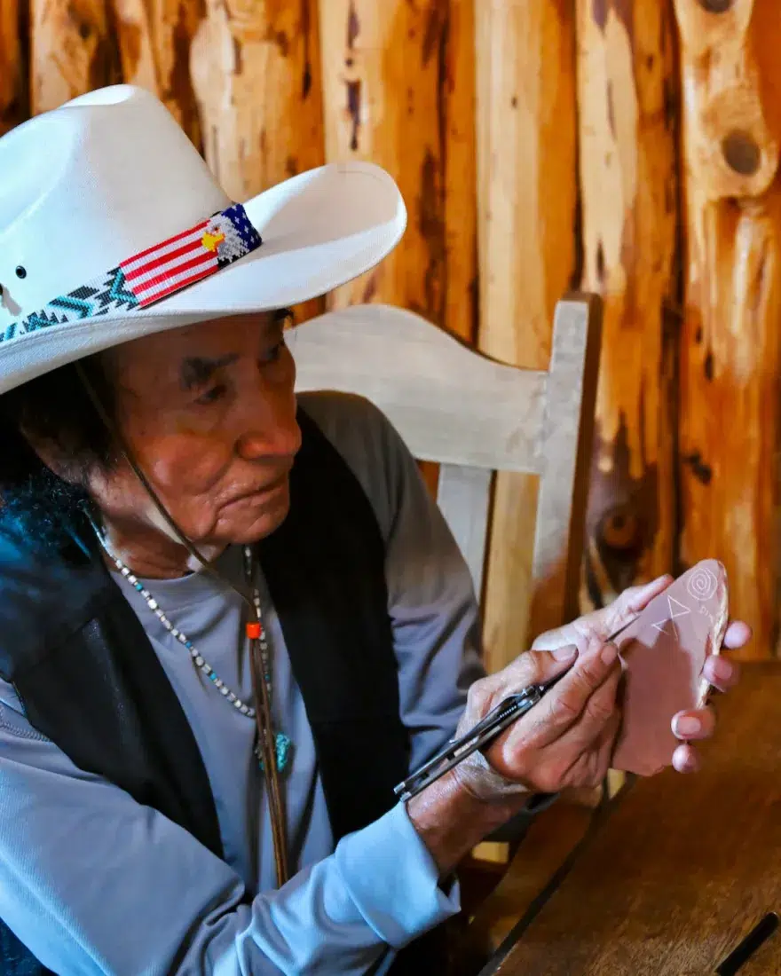 Navajo Don zeigt und Navajo Schriftzeichen