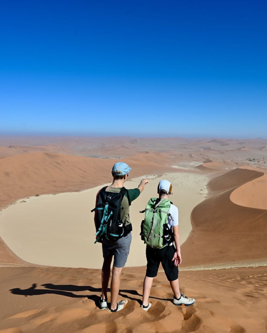 Ben und Flo stehen auf Big Daddy schauen auf Dead Vlei