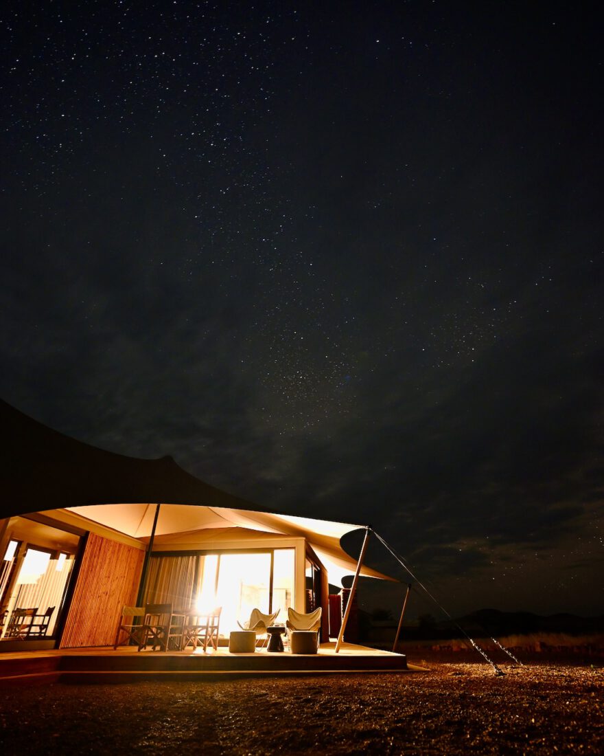 Das Desert Rhino Camp Zelt bei Nacht