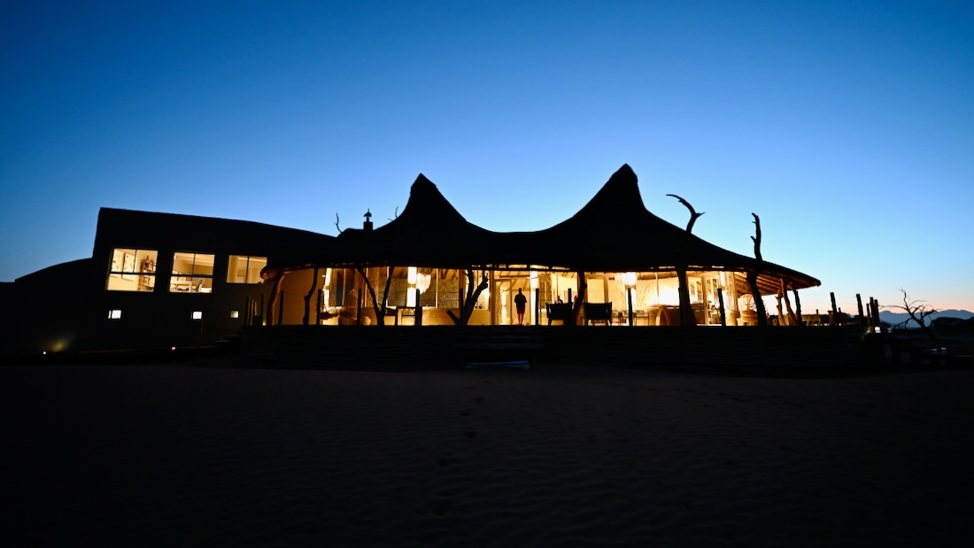 Die Lodge des Little Kulala Camps von Wilderness am Morgen