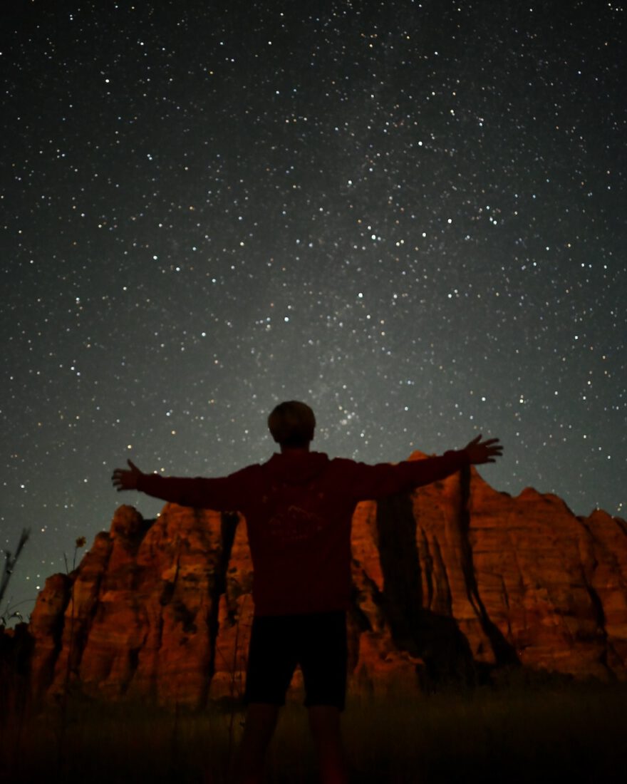 Flo bestaunt die Sterne beim Stargazing im Ziona National Park