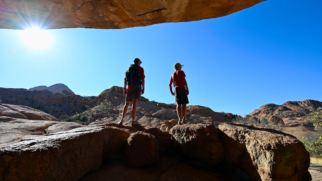 Flo und Ben stehen bei Höhlenmalereien von Spitzkoppe