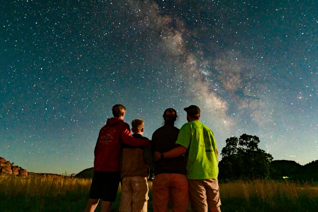 Fravely blickt in den Sternenhimmel in Utah