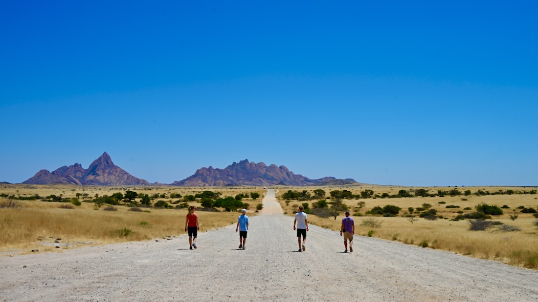 Fravely vor der Spitzkoppe in Namibia
