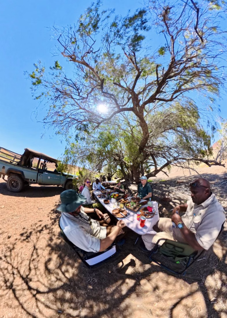 fravely beim Mittagessen von Rhino-Tracking-Tour vom Desert Rhino Camp von Wilderness
