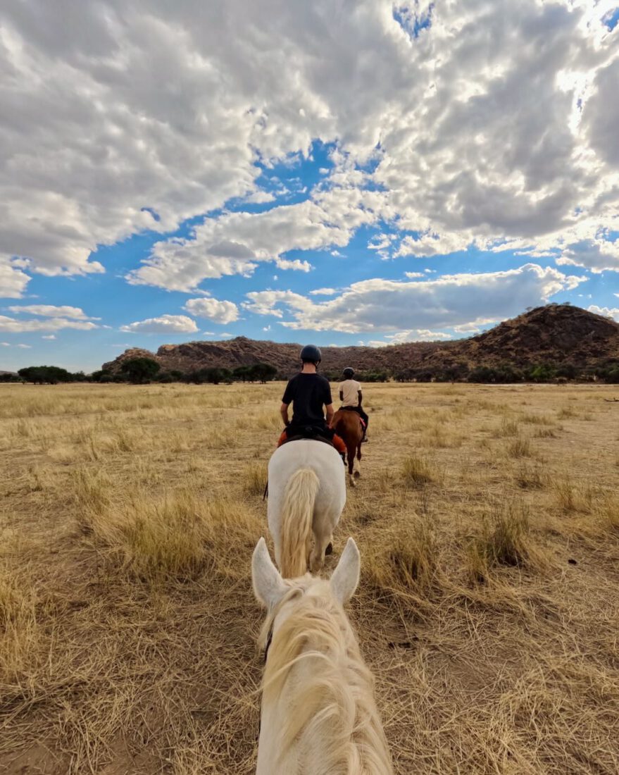 fravely reitet mit Pferden vom Midgard von O&L Leisure