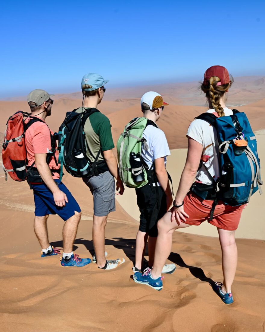 fravely steht auf Big Daddy und schaut auf Dead Vlei