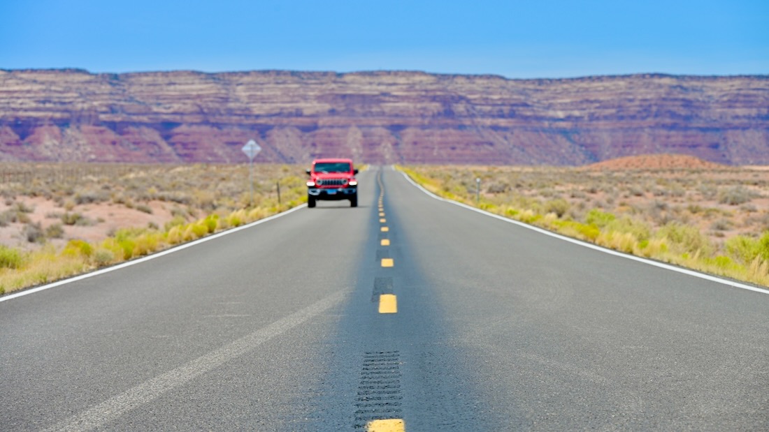 Auf der Straße in Richtung Valley of the Gods in Utah