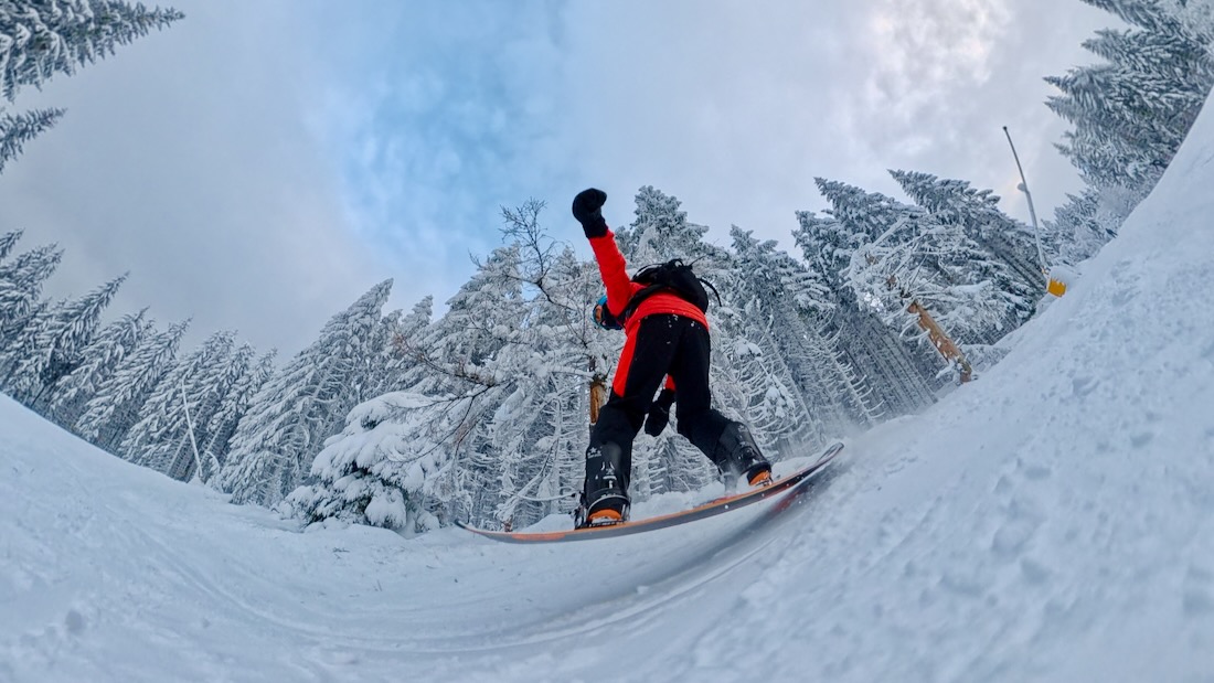 Ben springt auf dem Snowboard im Fichtelgebirge