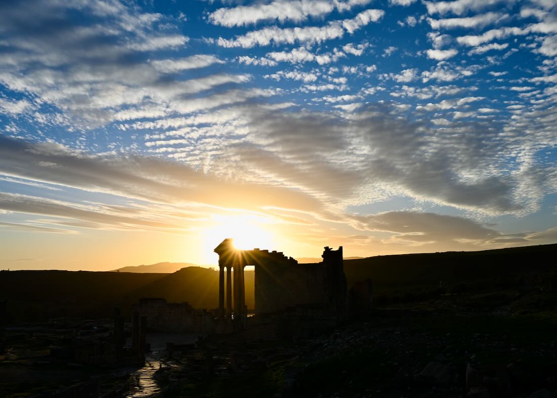 Hauptruine in Dougga bei Sonnenuntergang