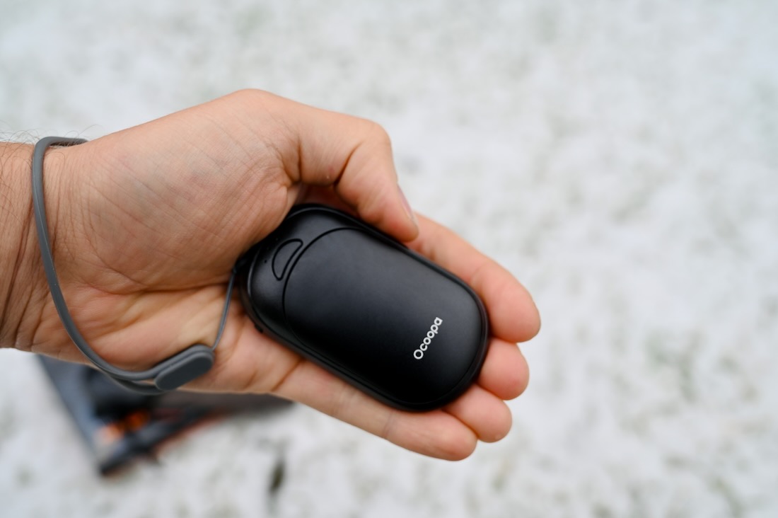 Ocoopa mit dem Armband in der Hand