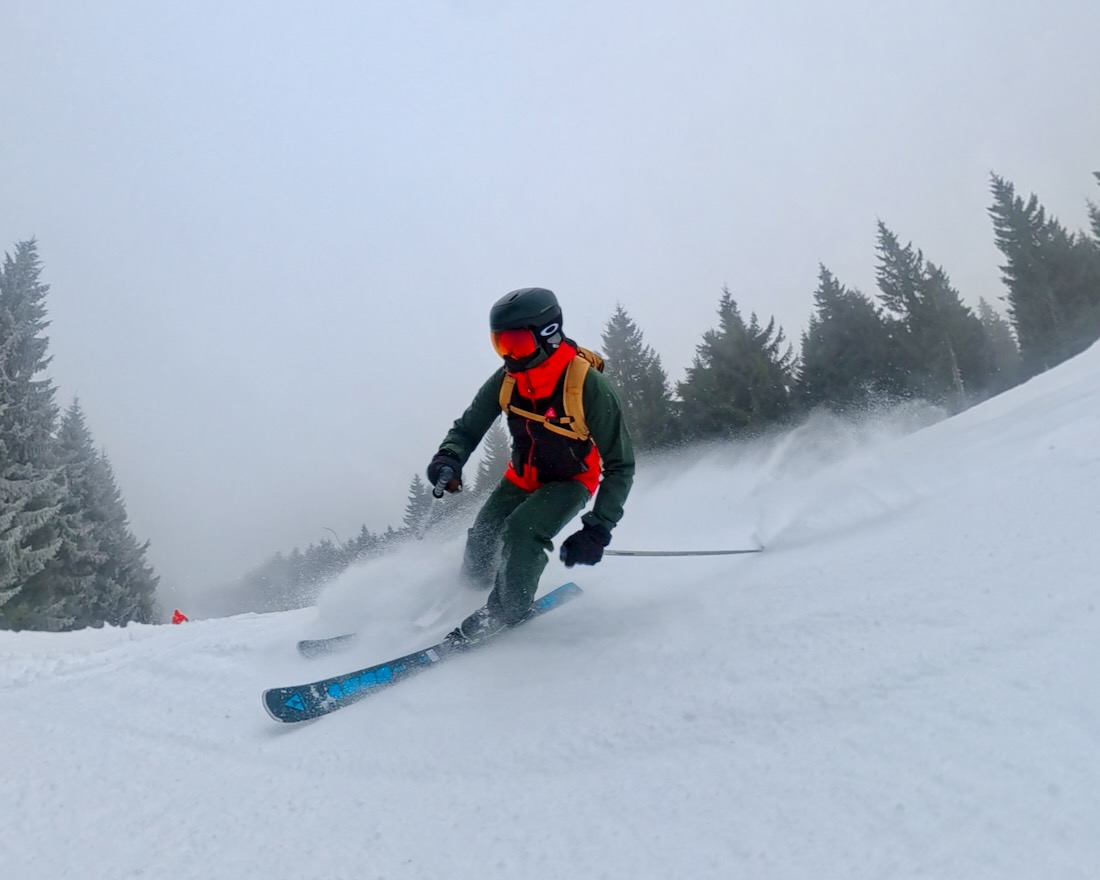 Thomas bremst im Schnee am Fichtelberg