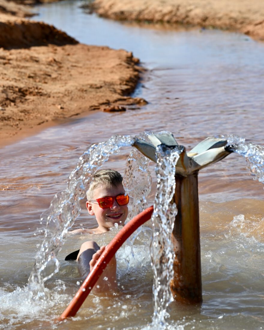 Ben badet in der warmen Quelle vom Lac Houidhat