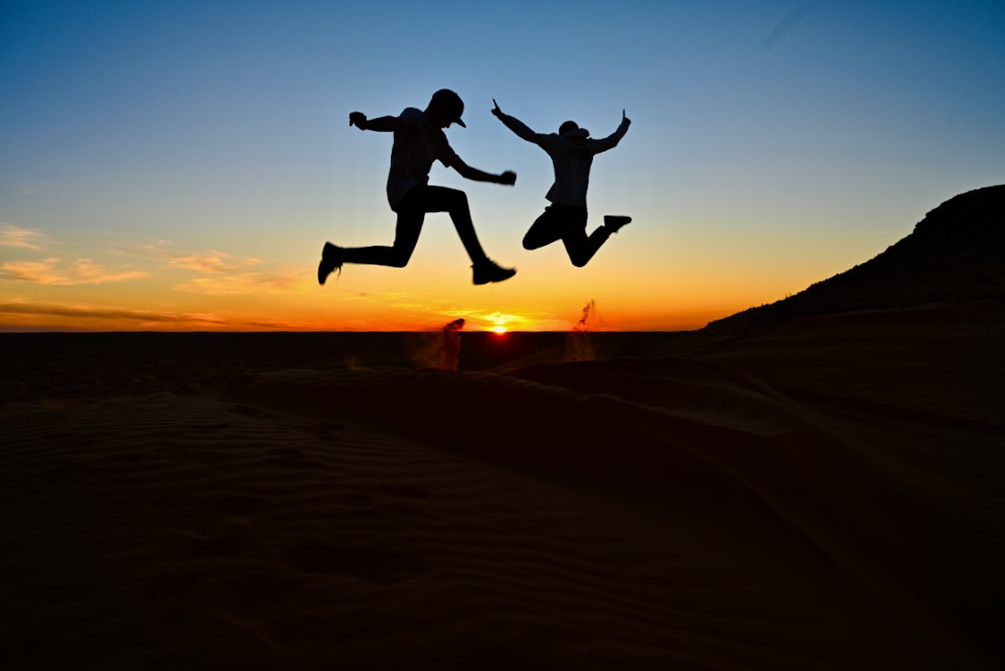 Ben und Flo springen in den Sonnenuntergang in der Sahara