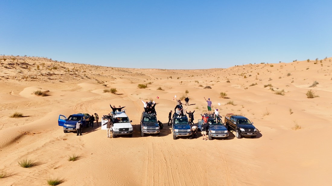 Die Reisegruppe von Bonheur Voyages in der Wüste