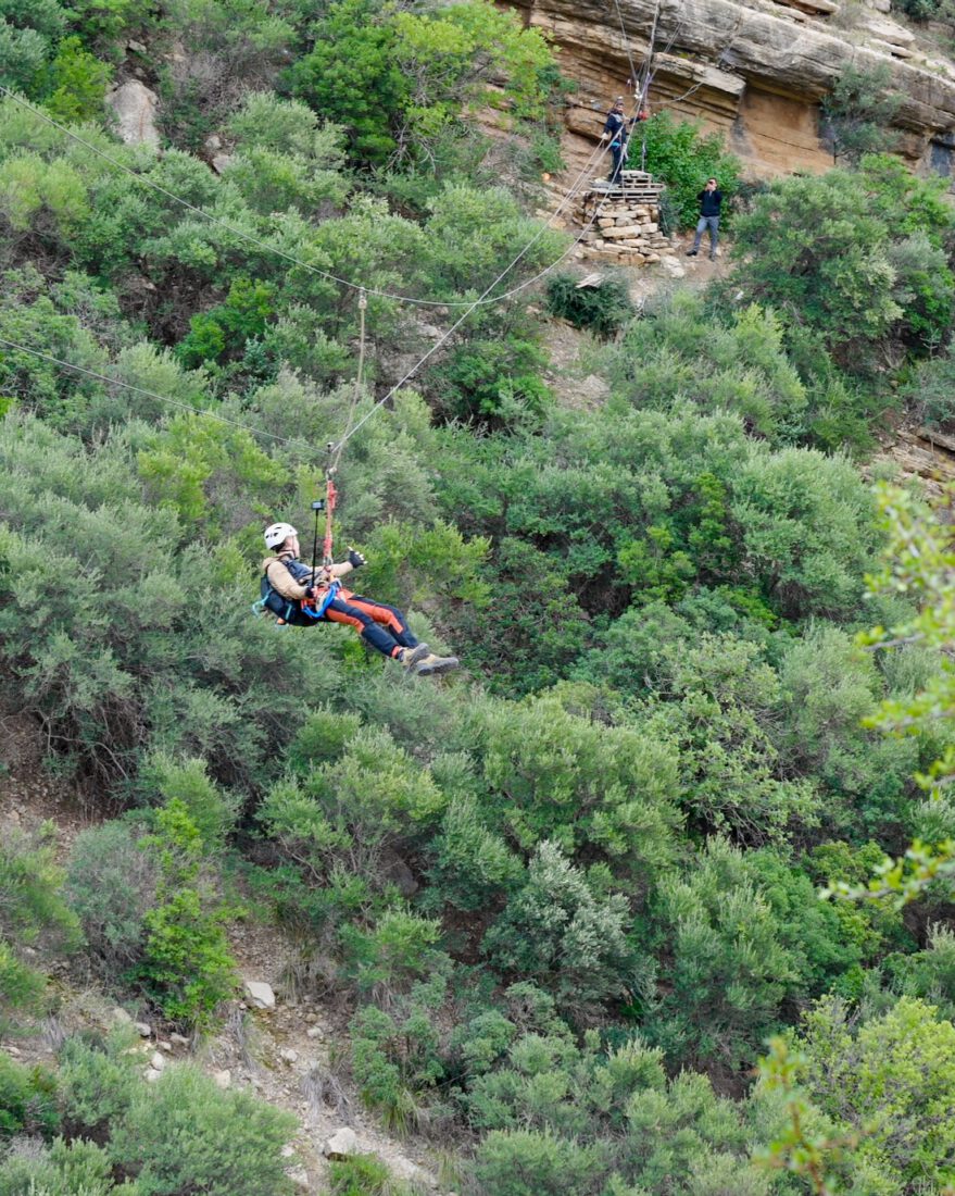 Flo auf der Zipline in den Bergen von Zaghouan