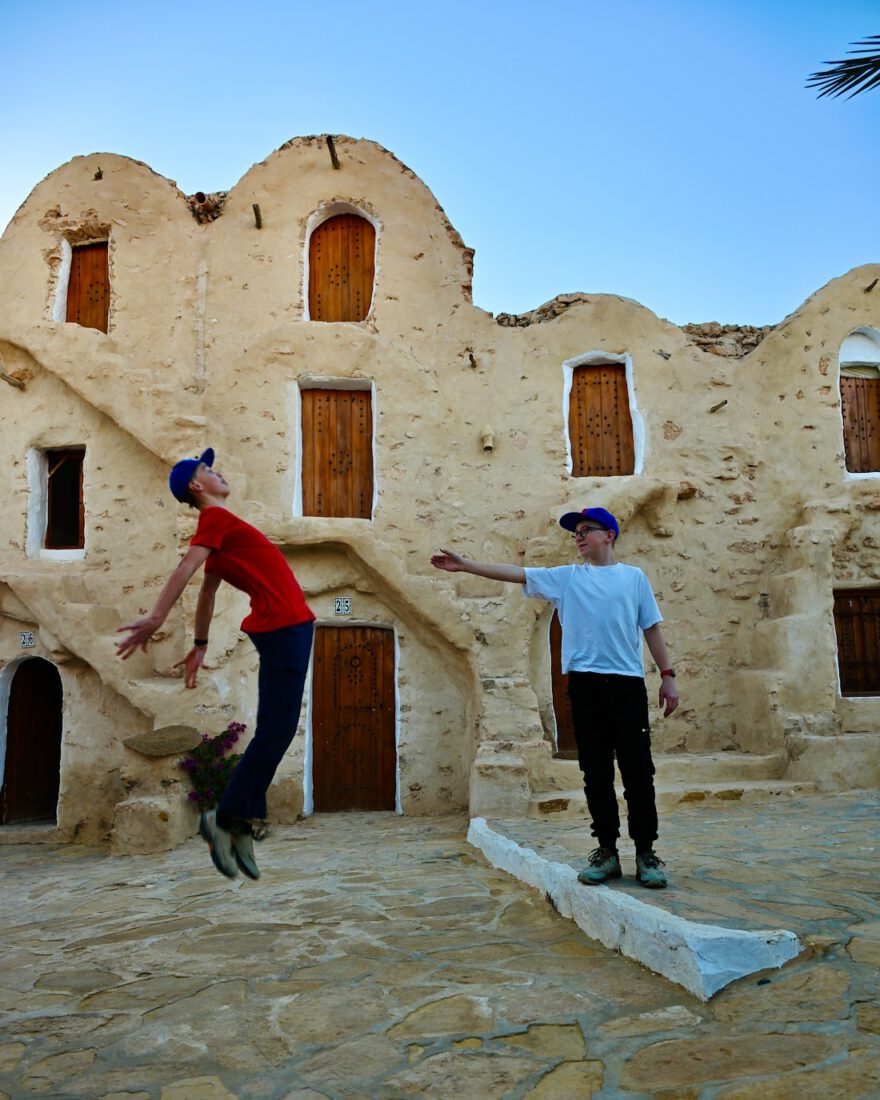 Flo und Ben spielen Star Wars im Hote Ksar Hadada in Tunesien