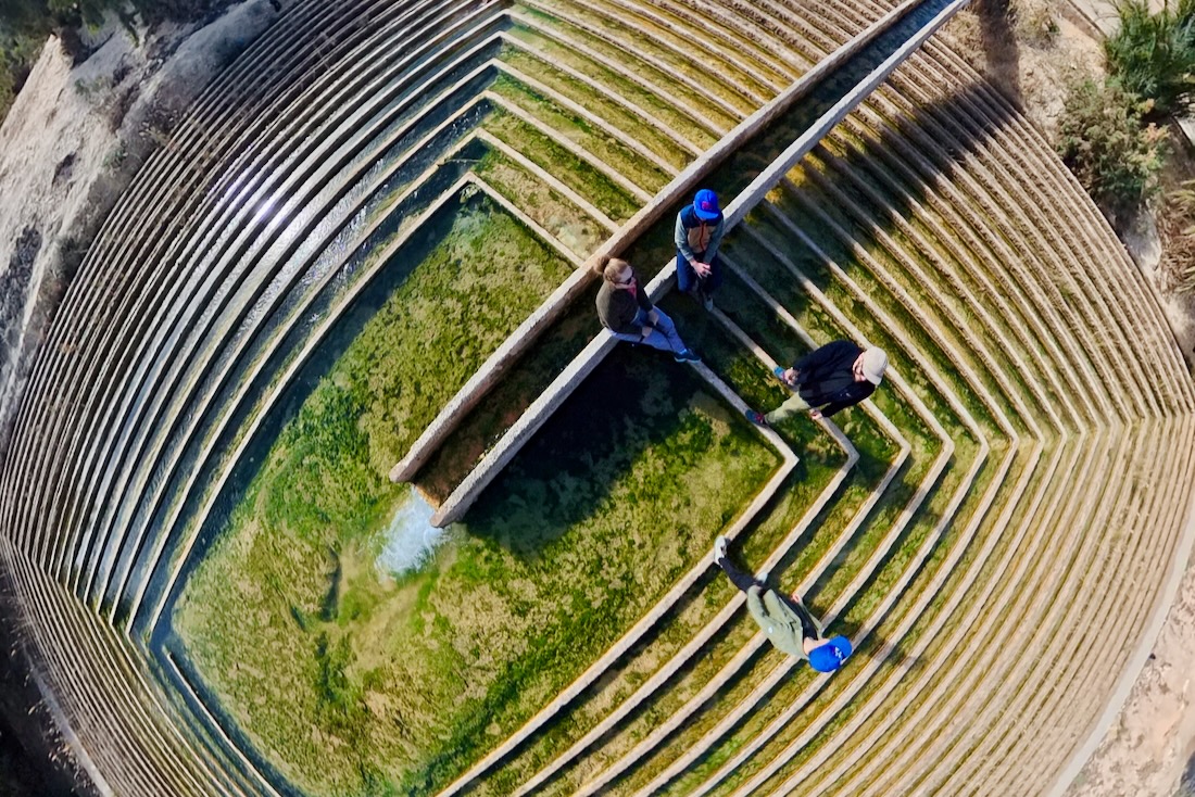 Fravely am Hot Water Well in Tunesien