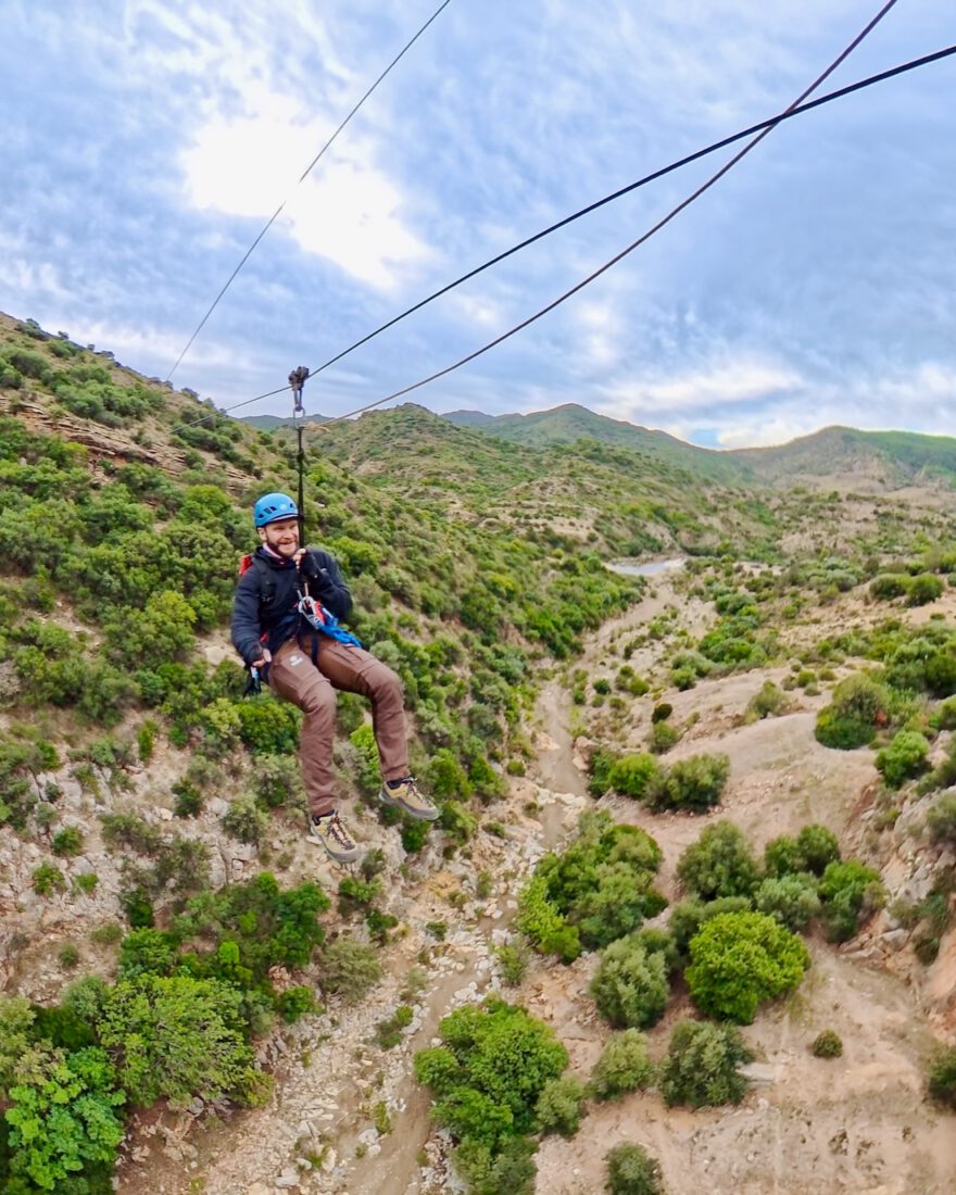 Thomas in den Bergen von Zaghouan auf der Zipline