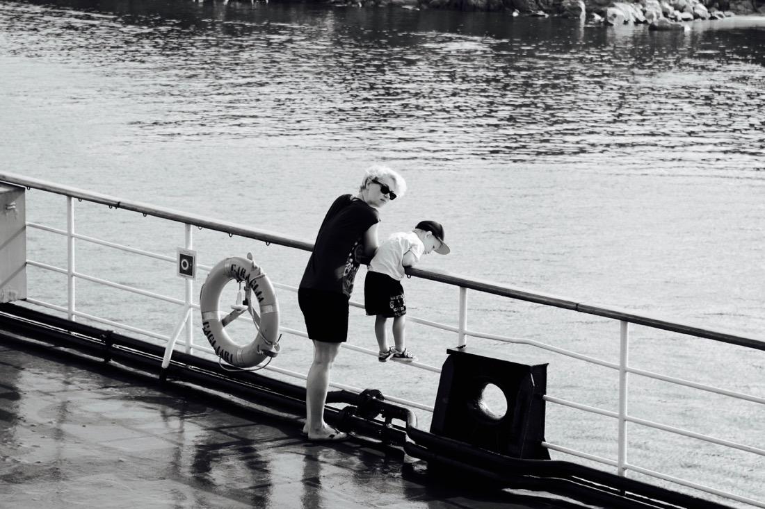 Ben und Melanie an der Reling der Fähre