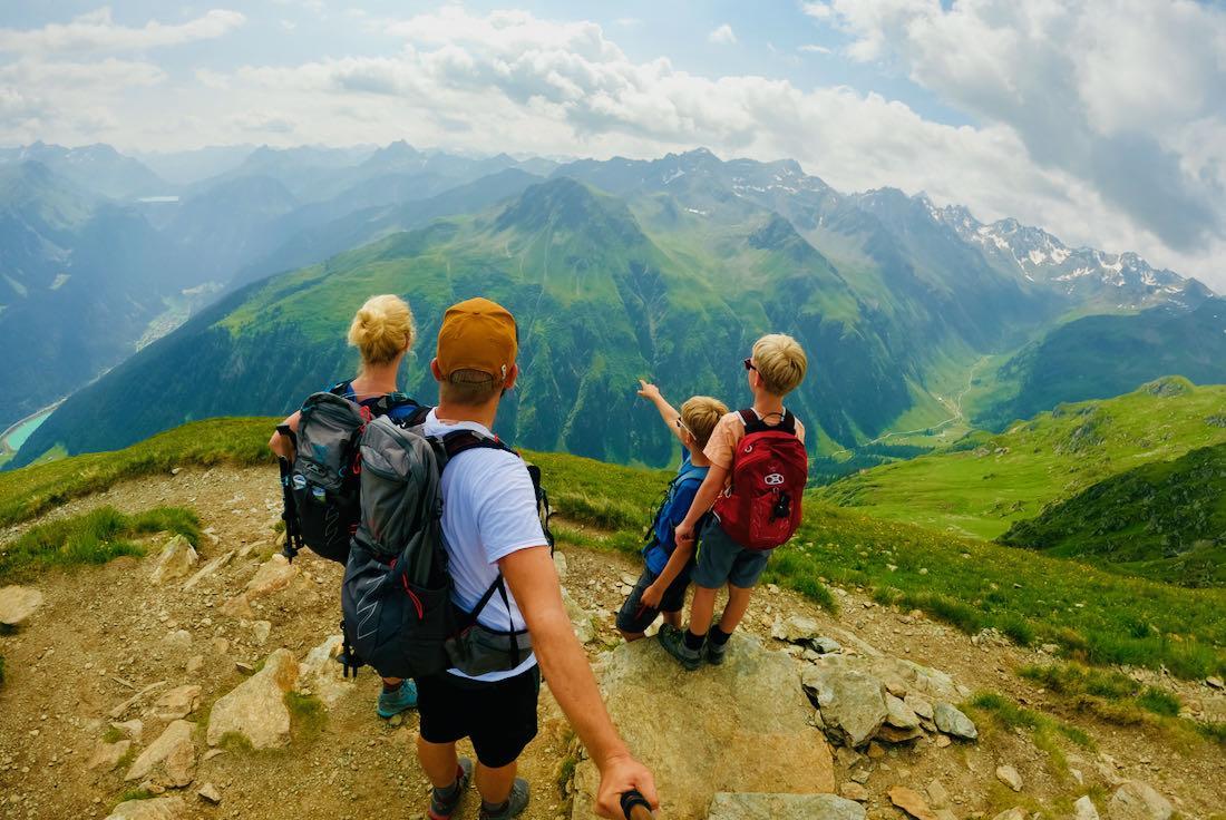 Ausblick vom Kamm auf die Berge Österreichs im Montafon