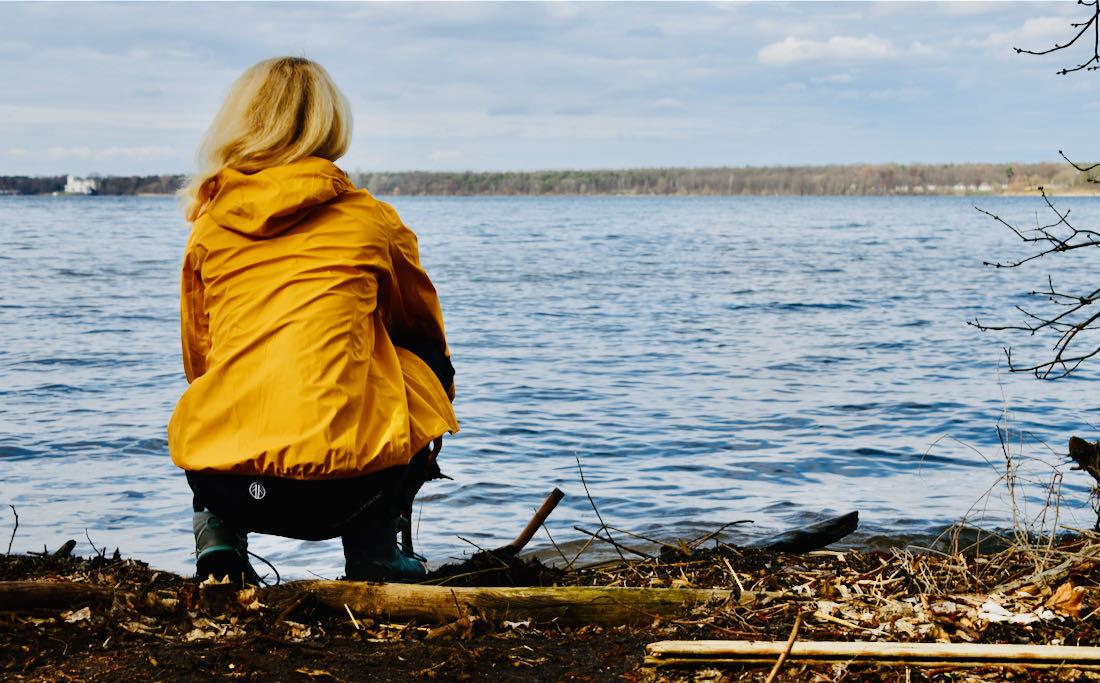 Beyond Nordic - Melanie schaut auf den See