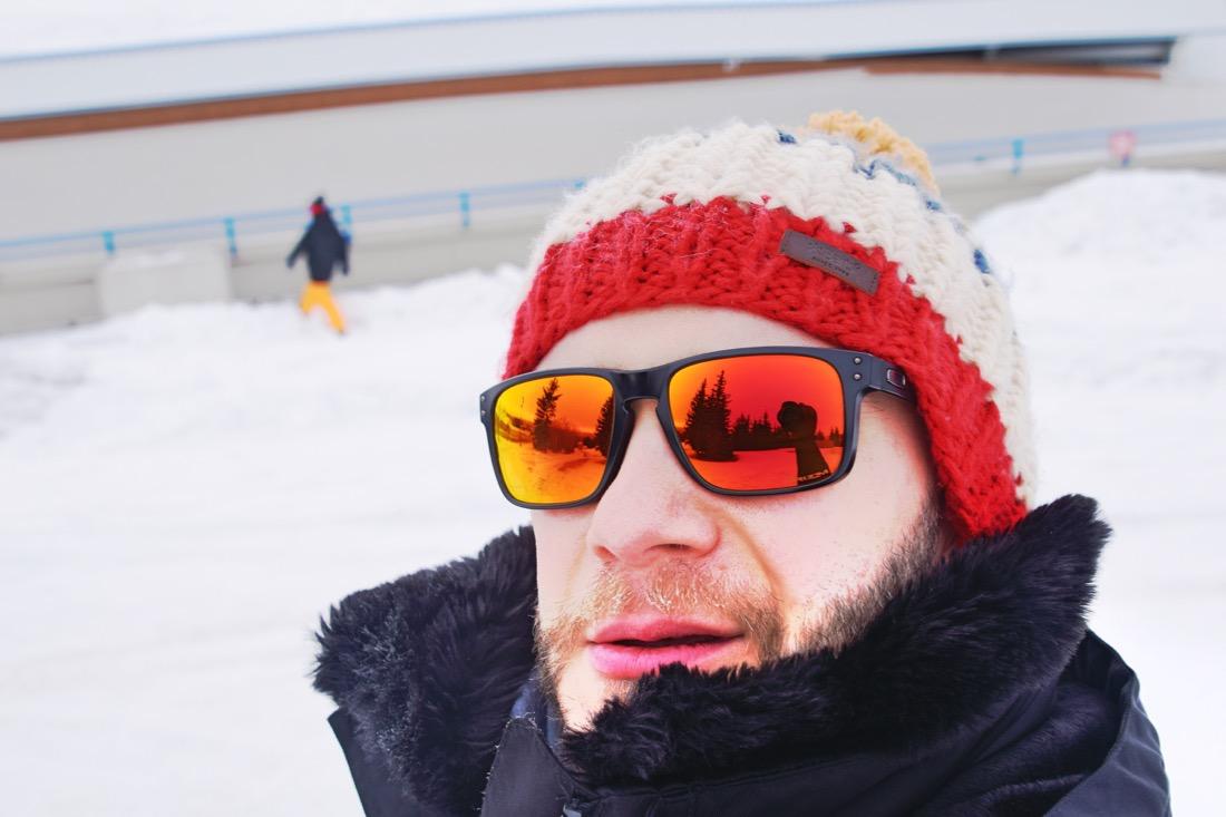 Thomas vor der Bobbahn Calgary