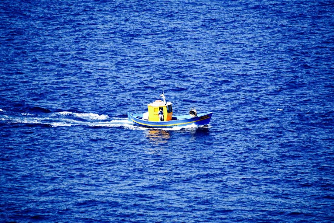 Boot in den Gewässern von Sardinien