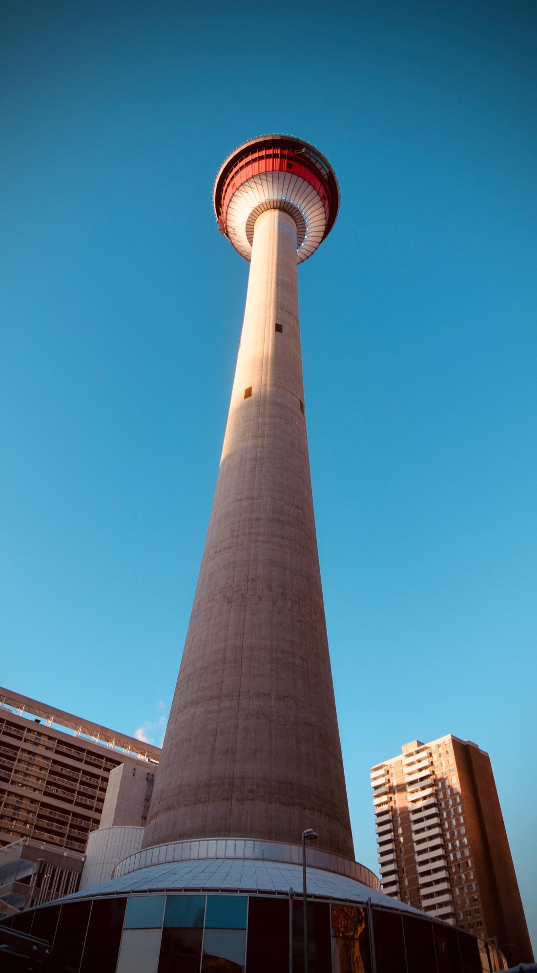 Der Calgary Tower mit blauem Himmel