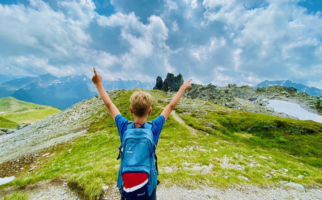 Flo freut sich über die Berge
