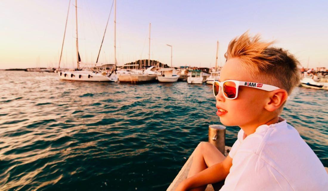 Flo genießt den Sonnenuntergang im Hafen 