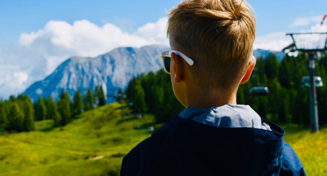 Flo schaut Berge auf der Tauplitzalm