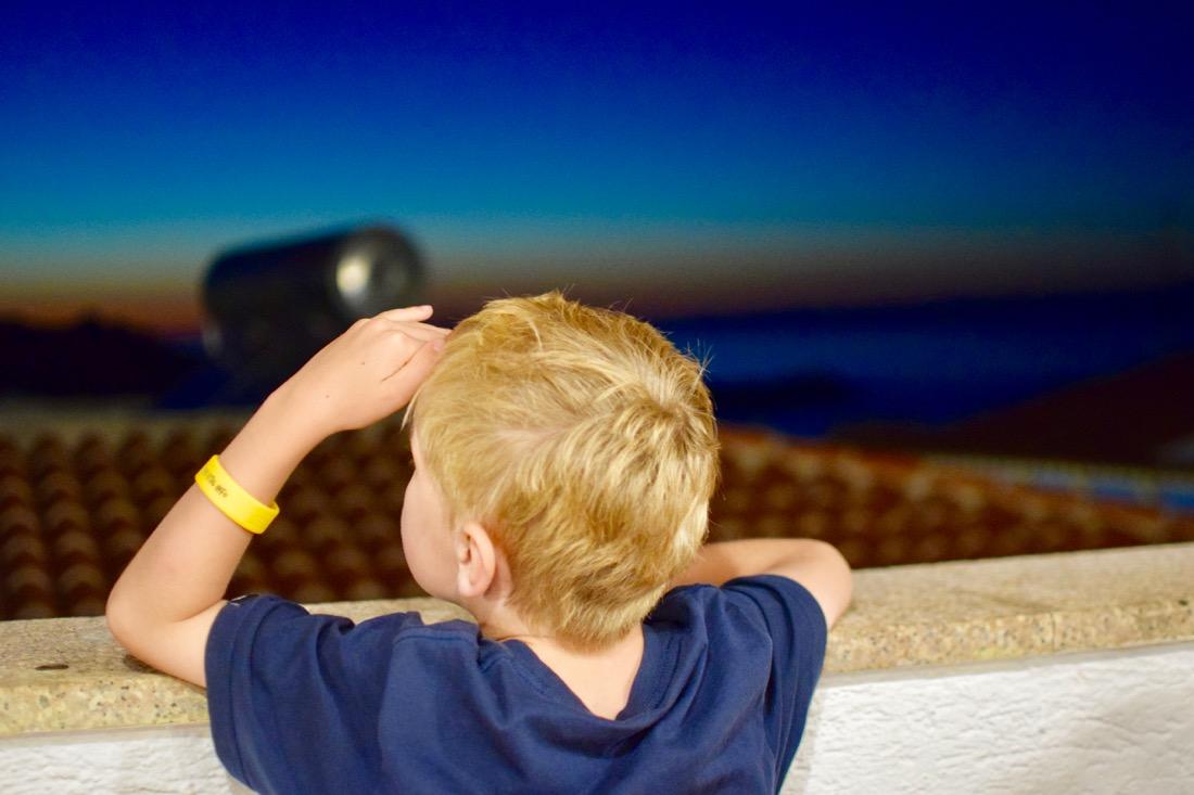 Flo schaut in die Sterne