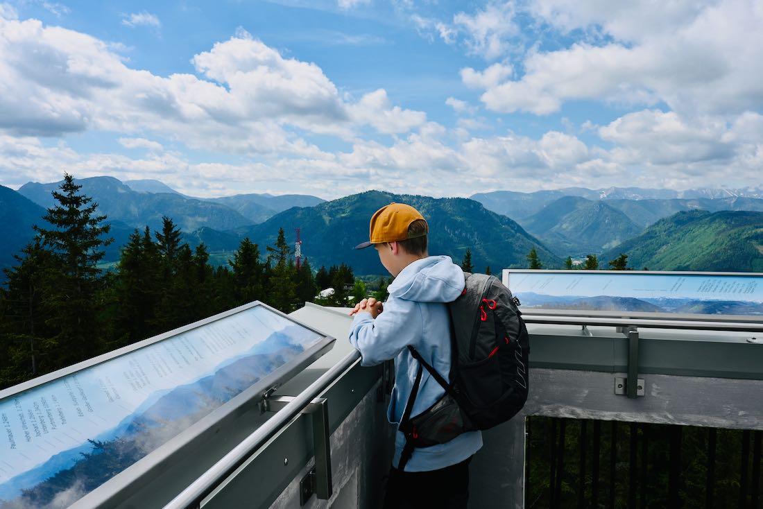 Flo schaut in die Berge vom weißen Turm