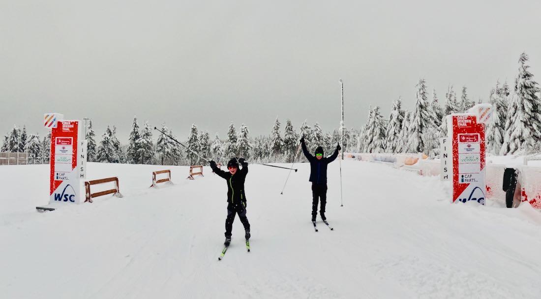 Flo und Ben erreichen das Ziel in der Skiarena Oberwiesenthal